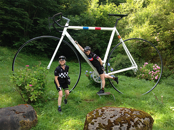 Nosotras junto a una bicicleta gigante