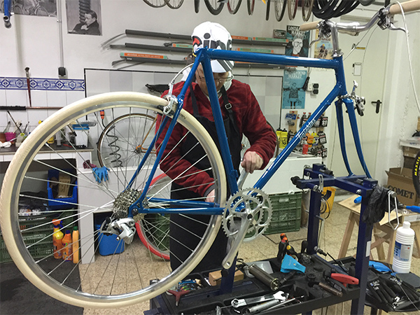 Gloria trabajando en la restauración de una bicicleta