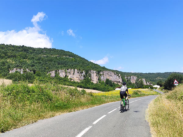 Ciclista en carretera